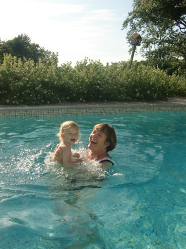 Livan och farmor tog sig ett dopp i poolen efter vår shoppingrunda. Här nere i Båstad har vädret varit soligt och varmt. Hur ser det ut hos dig?