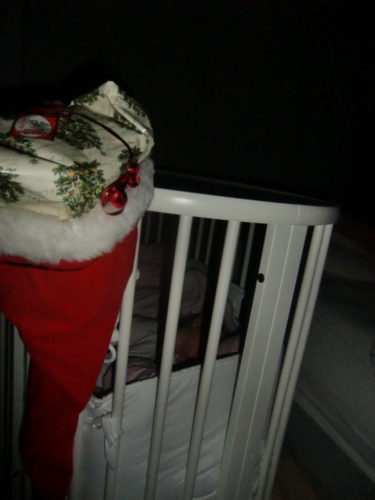 Även Livis får en klapp imorgon bitti. hade dock inga fler julstrumpor så hon får sin in en tomtemössa. Försökte pressa ner paketet i en av Peters gamla strumpor, men det gick inge vidare.
