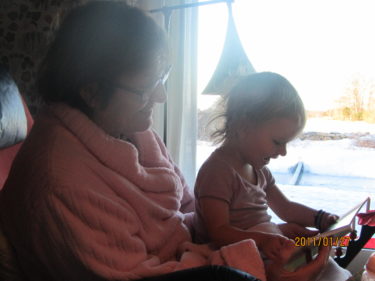 farmor Marianne och Liv sitter bredvid mig och sjunger Livs favoritsånger. 