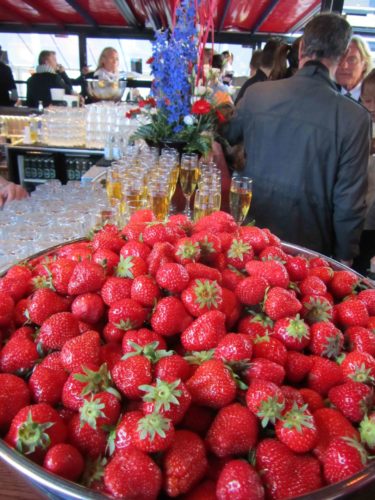 På kvällen bar det av till öppnigen av Restaurang Gerdas. Det bjöds på champagne och jordgubbar vid éntren.