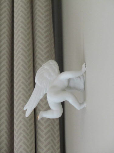 ... en liten ängel som hade flygit in i väggen :-) Jag som älskar ängla-figurer fann detta mycket roligt.