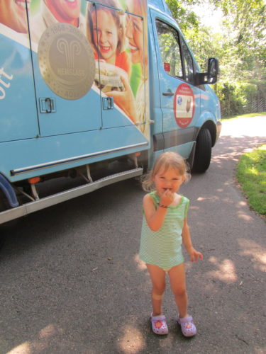 Förevigade Liv vid glassbilen. Hon älskar glassbilen mer än glassen.