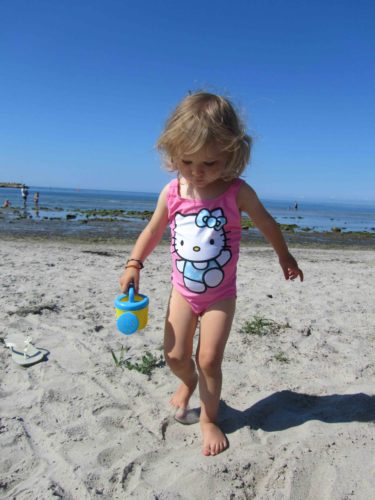 Kändes lite tryggare att vara på stranden med Liv. Hon gillade bättre att gräva i snaden än att balansera på en brygga.