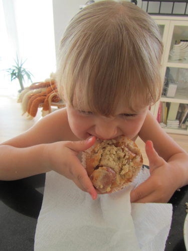 Äta muffins med pappret kvar är också ett alternativ.